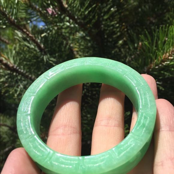 *SOLD* Apple Green Chinese Carved Jade Bangle - Picture 5 of 8